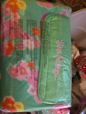 Lilly Pulitzer NWT Aqua Floral Stadium Blanket with Pink & Green Accents